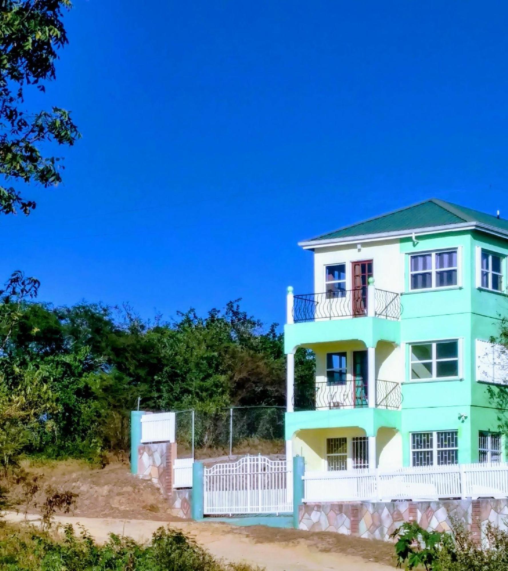Zeus Estate Guesthouse St. John's Ngoại thất bức ảnh